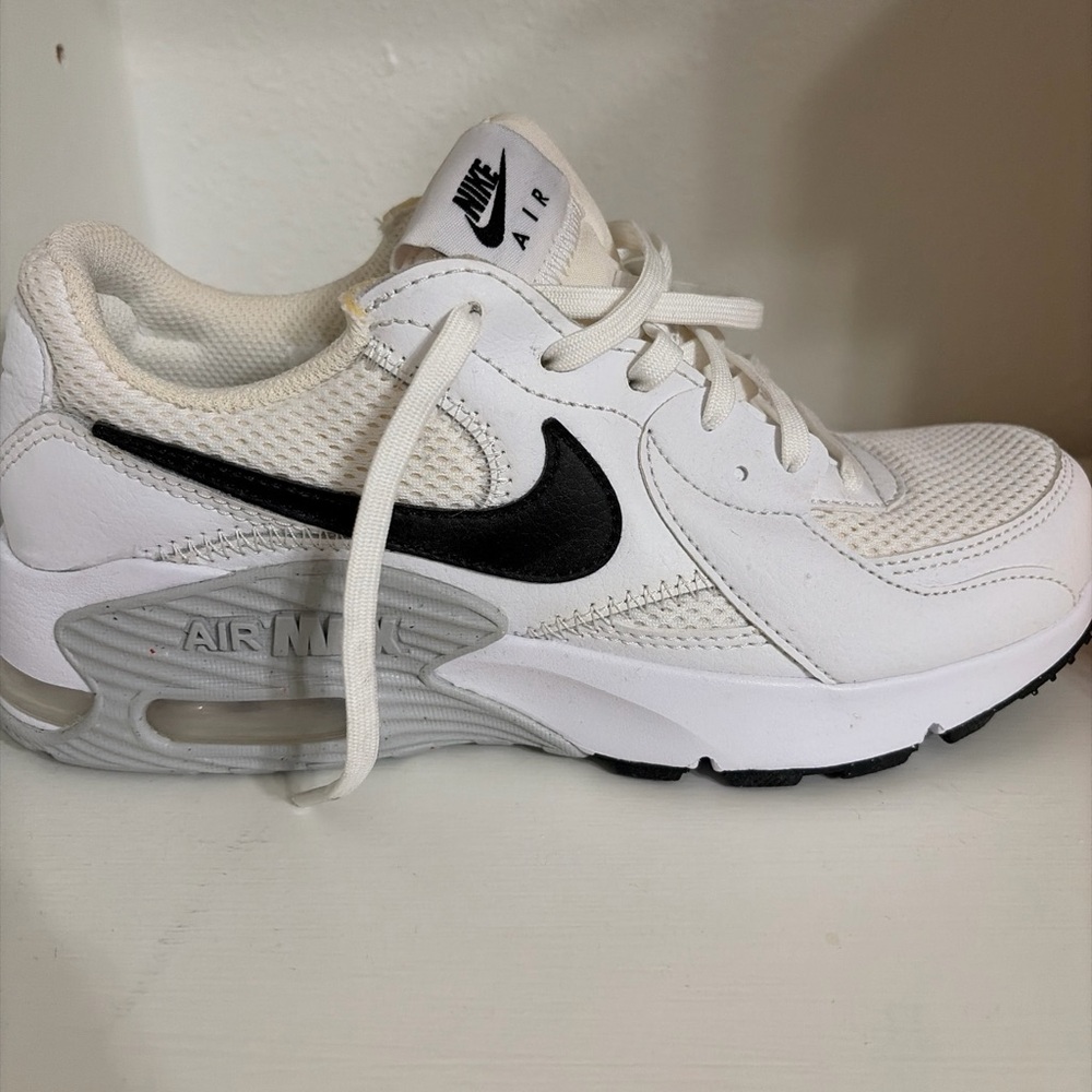 Nike White Sneaker with Black Swoosh Detail